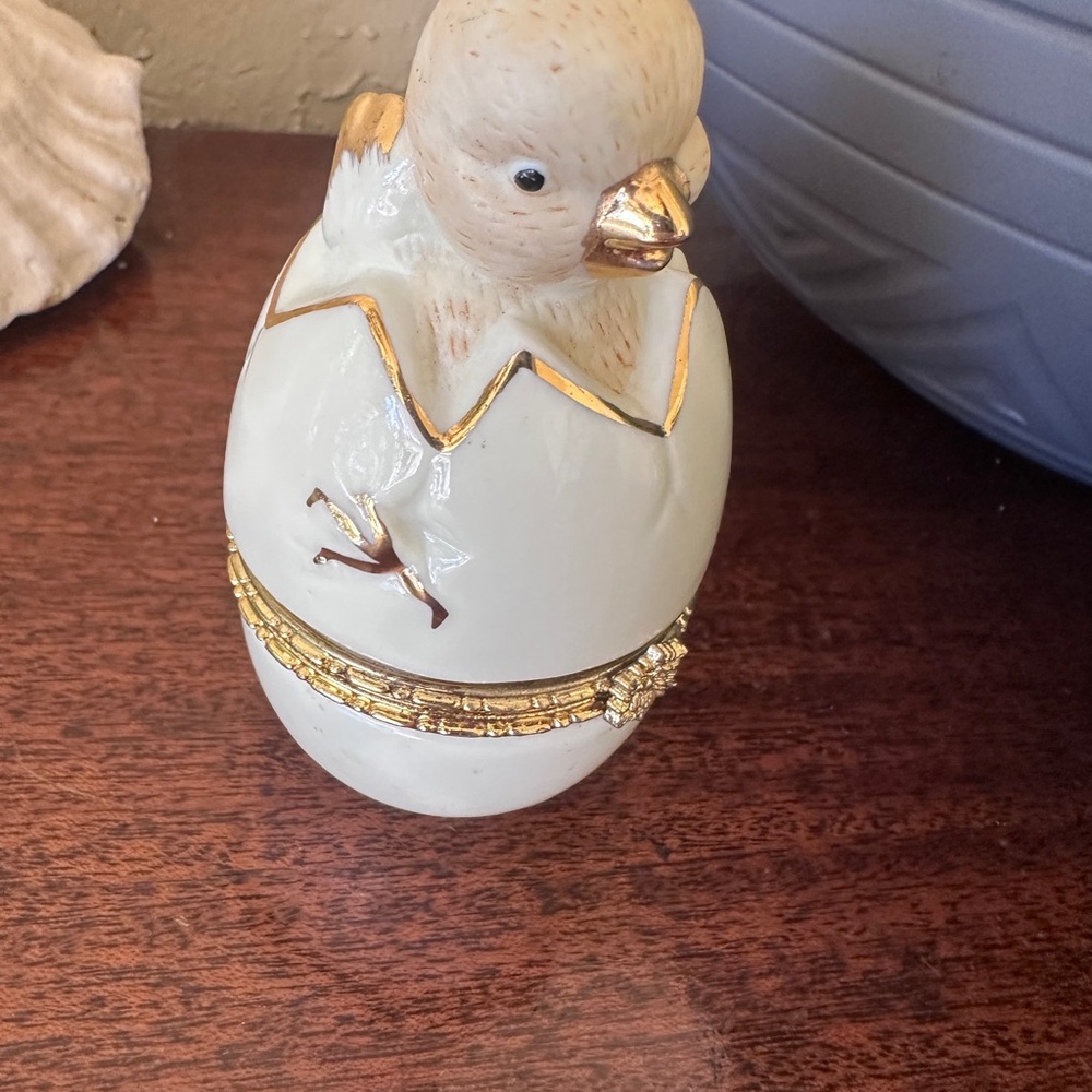 Avon Cream and Gold Chick Jewelry Organizer